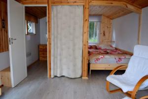 peremaja magamistuba, aknast paistab mets