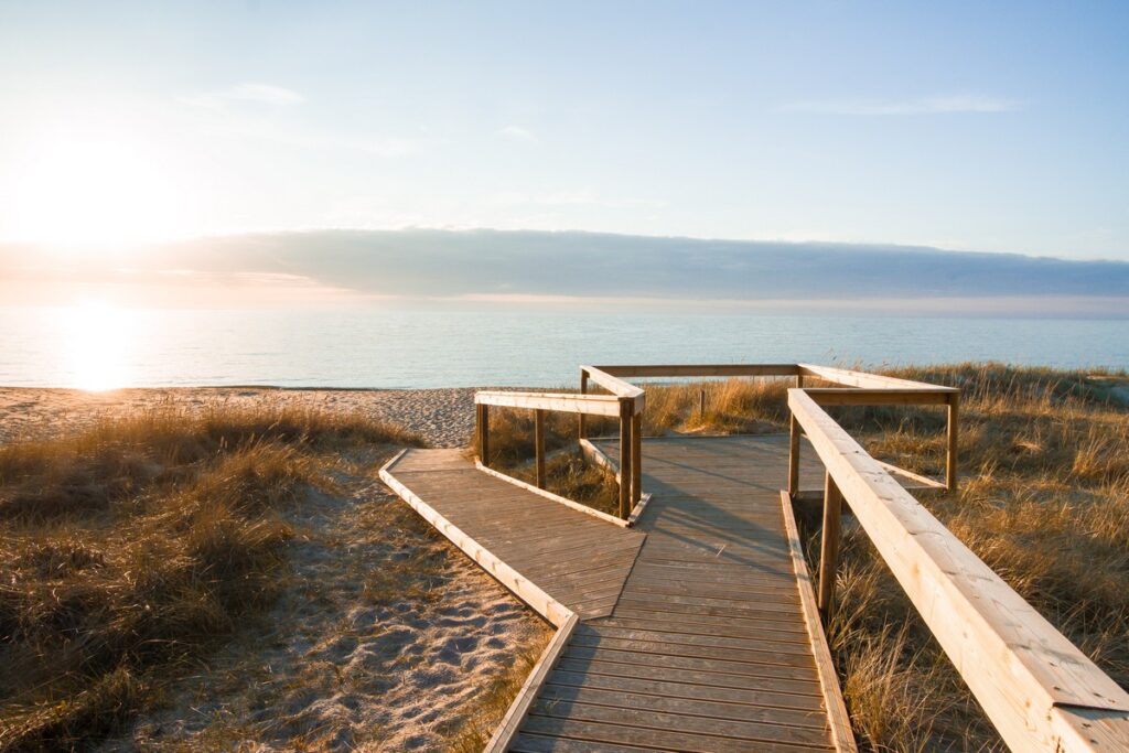 peraküla rand koos laudteega päikeseloojangul